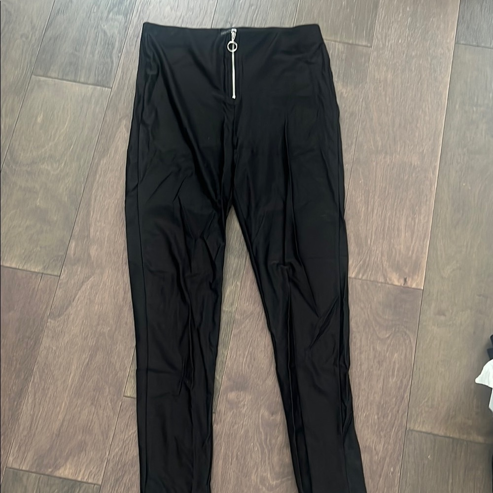 Black Zippered leggings by Fashion Nova